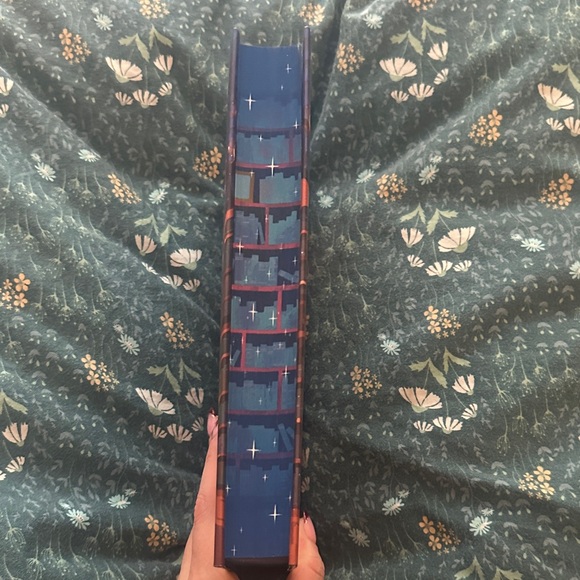 Illumicrate edition of The Bookshop Below by Georgia Summers - Picture 4 of 12